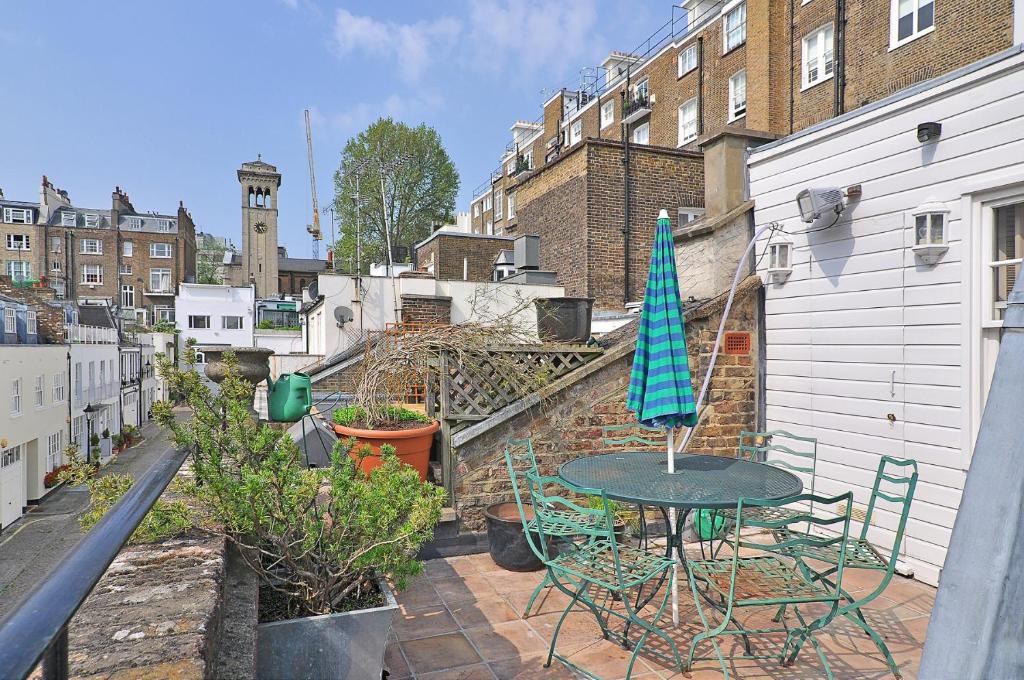 Ennismore Mews photo