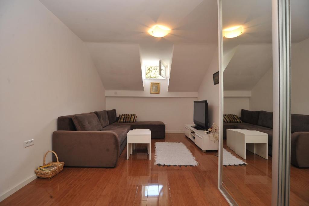 Main Street Apartment - 5
