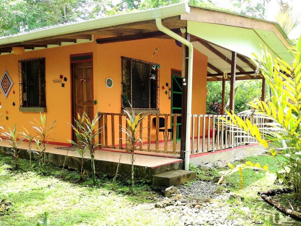 Cabinas Caribe Luna — Hotel in Cahuita