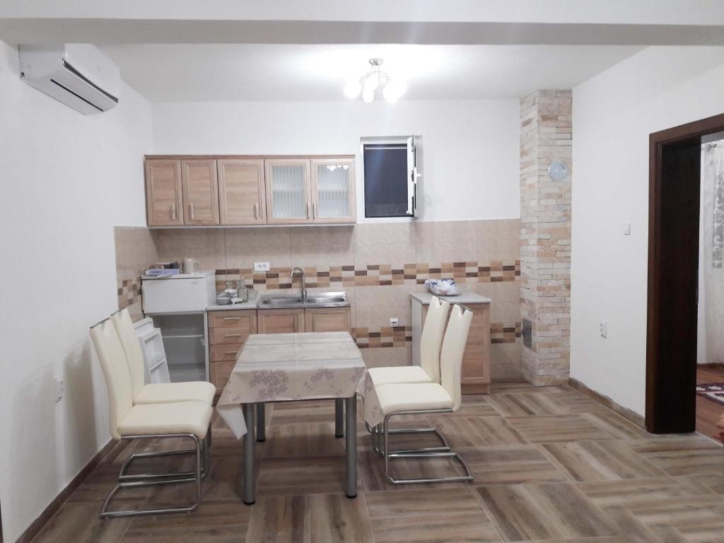 Apartments Mirovica — Hotel in Bar