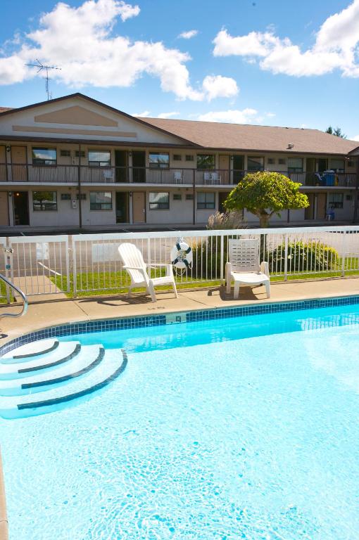 Swimming pool, Howard Johnson by Wyndham Niagara Falls in Niagara Falls (ON)