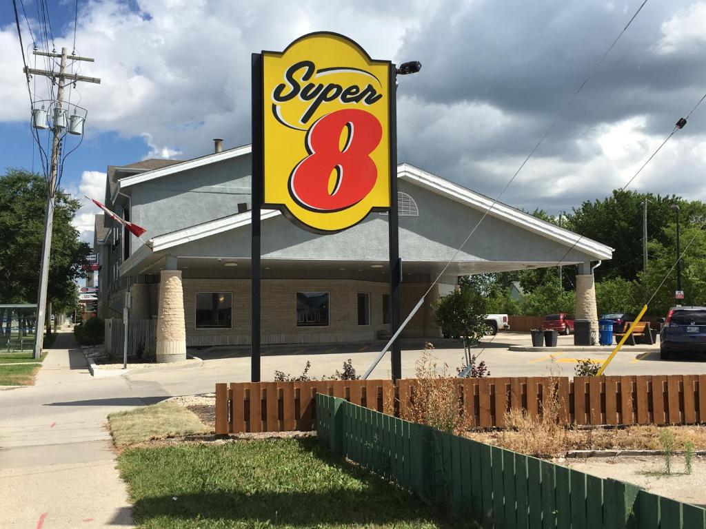 Super 8 By Wyndham Winnipeg West Photo 1