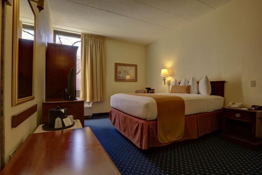 Surestay Plus Hotel Chicago/lombard By Best Western Photo 8