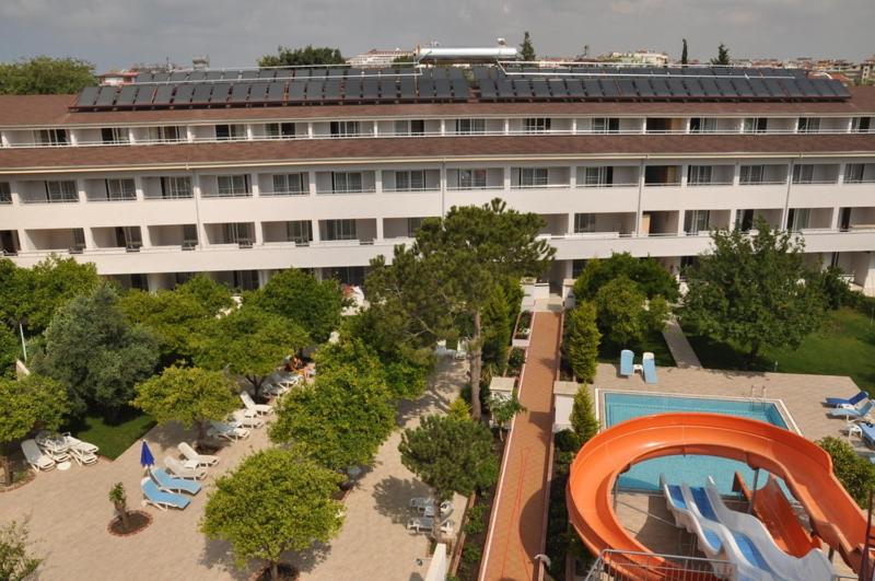 Catty Cats Garden Hotel — Side