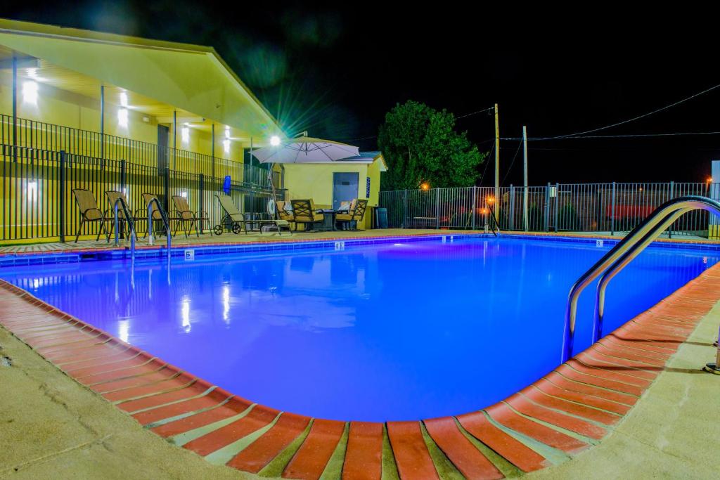 Days Inn & Suites by Wyndham Athens Alabama photo