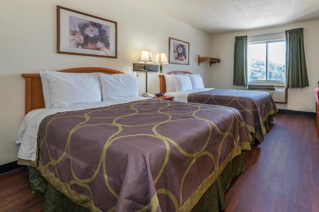 Super 8 By Wyndham Denton photo