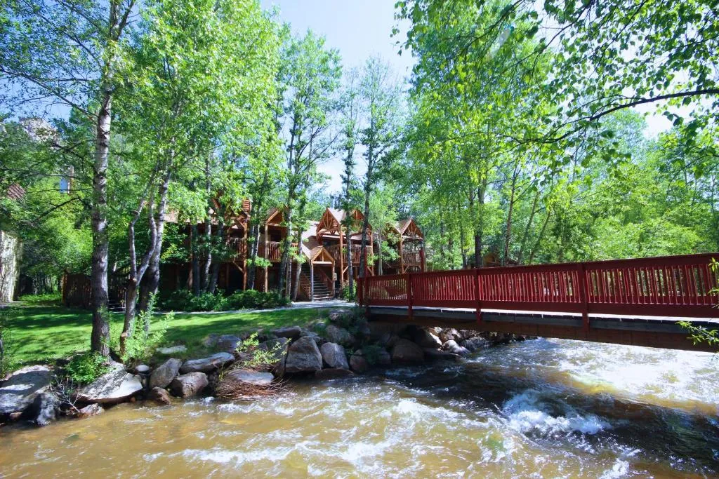 Streamside on Fall River，位于埃斯蒂斯帕克的酒店