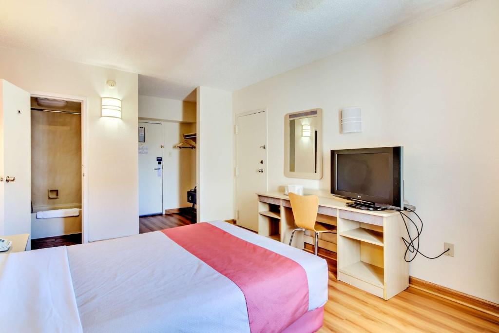 Motel 6 Washington DC photo