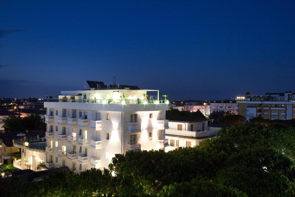 Hotel Tropical — Hotel building in Jesolo, Veneto