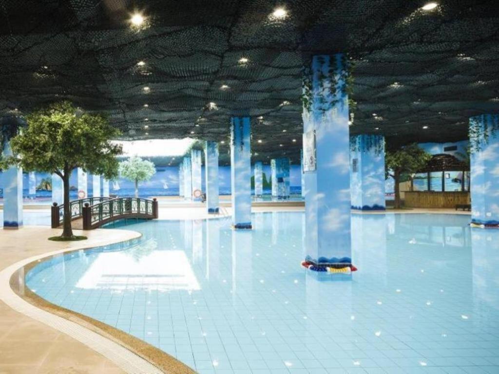 Full House Times City의 거실 공간