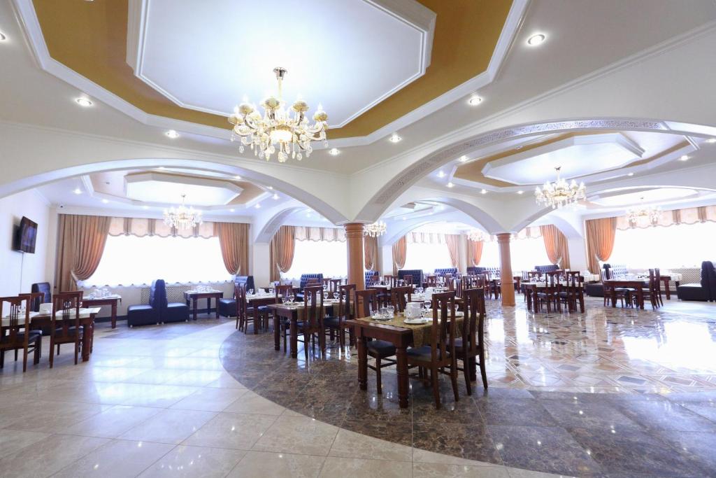 1. Hotel Ba..