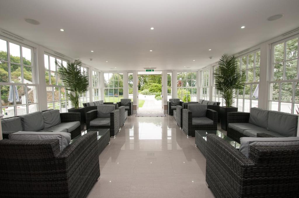 The Falcon Hotel 전경