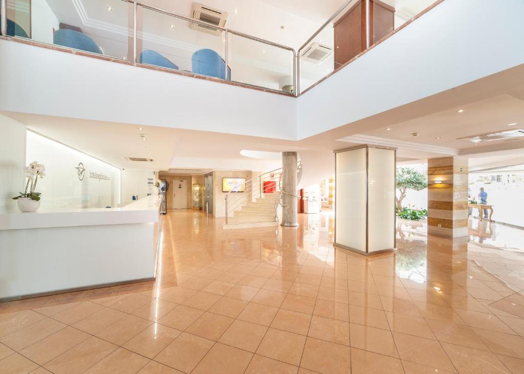 Globales Samoa — Hotel building in Calas de Mallorca, Balearic Islands