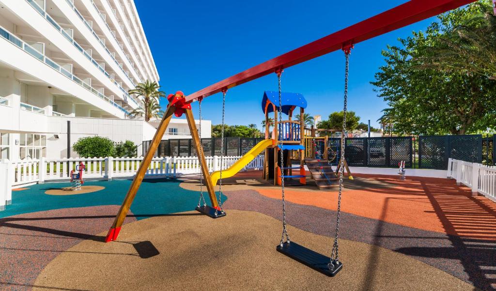 Globales Samoa — Attractions for children in Calas de Mallorca, Balearic Islands