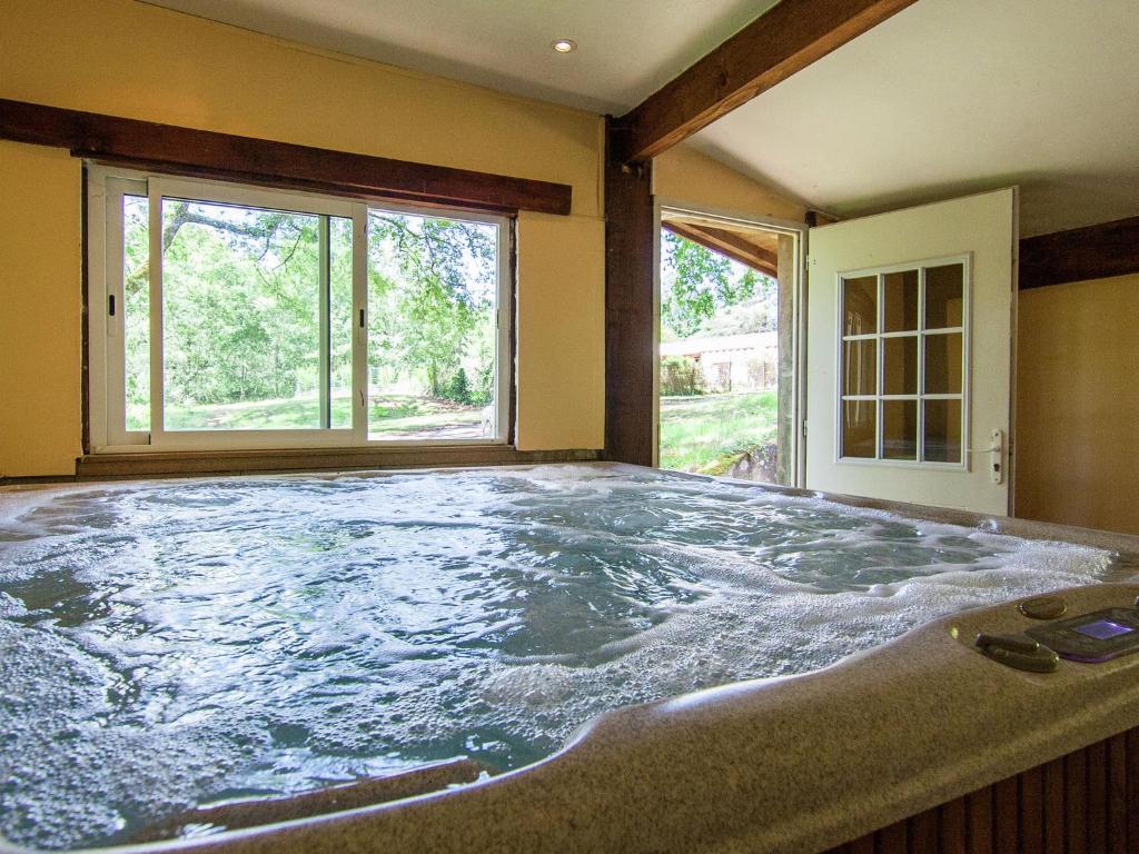 Cozy Cottage in Bourgnac with Jacuzzi