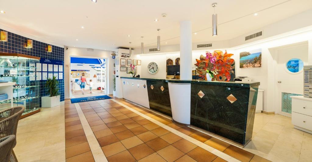 Globales Binimar — Hotel building in Cala'n Blanes, Balearic Islands