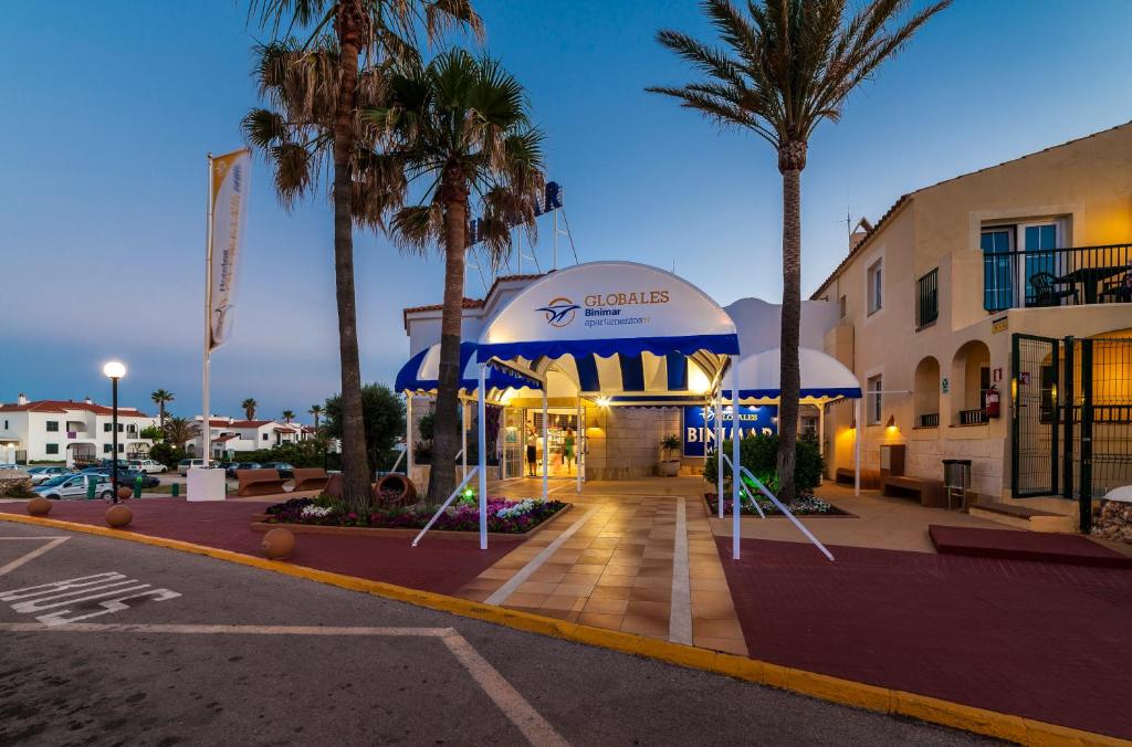 Globales Binimar — Hotel building in Cala'n Blanes, Balearic Islands