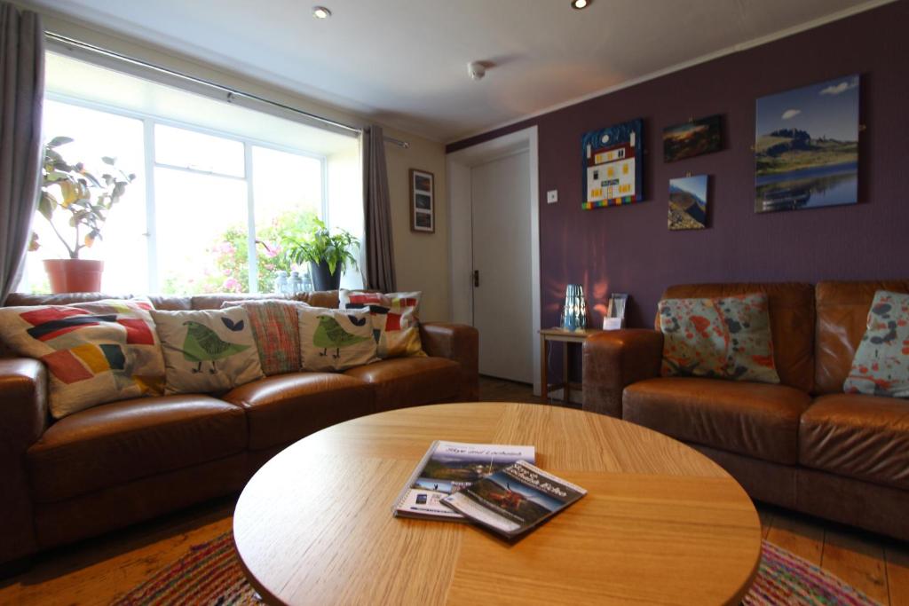 Shared lounge/TV area, Skye Backpackers in Kyleakin