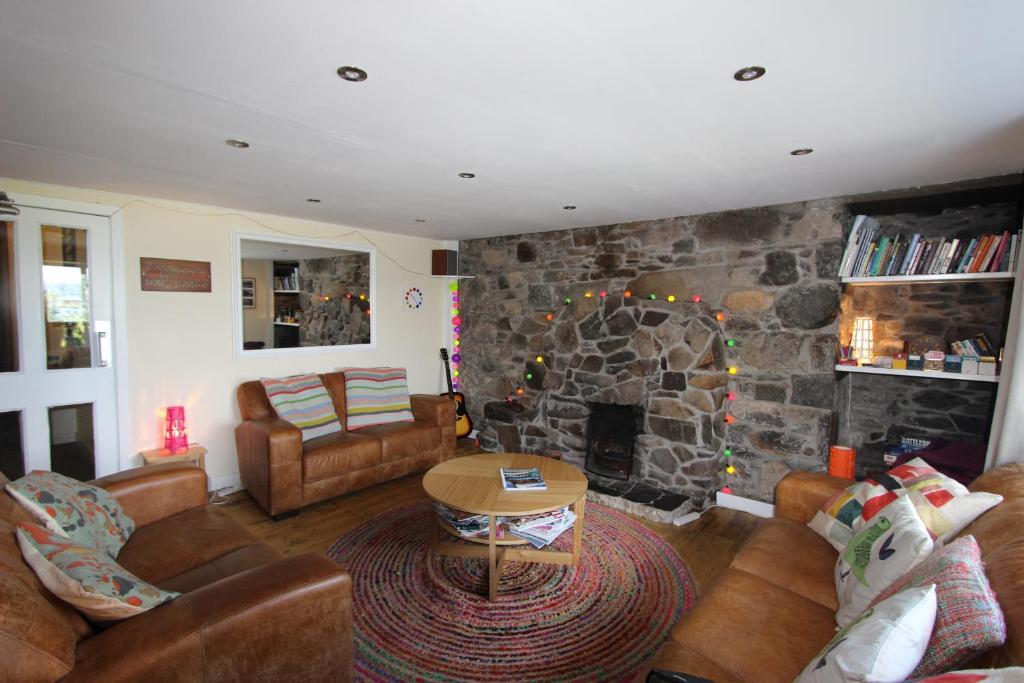 Shared lounge/TV area, Skye Backpackers in Kyleakin