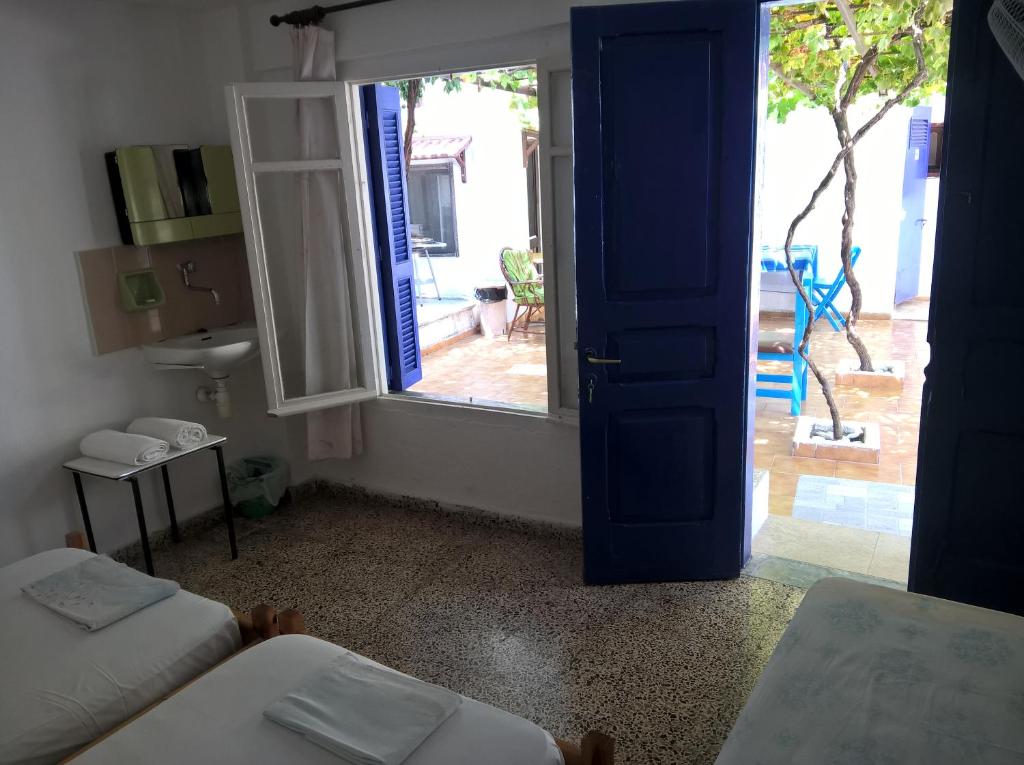 Basic Triple Room with Shared Bathroom