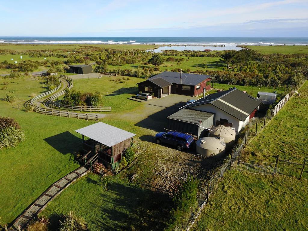Kiwi Cabin and Homestay at Koru with hot tub — Hotel in Barrytown