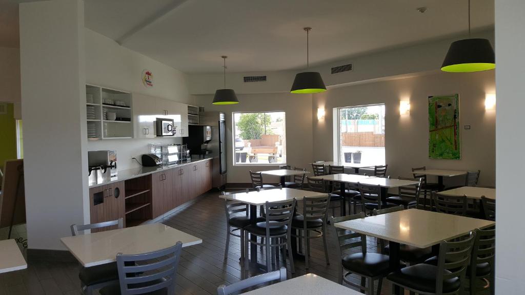 Super 8 By Wyndham Winnipeg West Photo 4