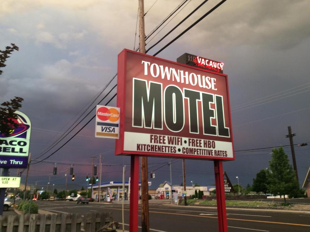 Townhouse Inn & Suites photo