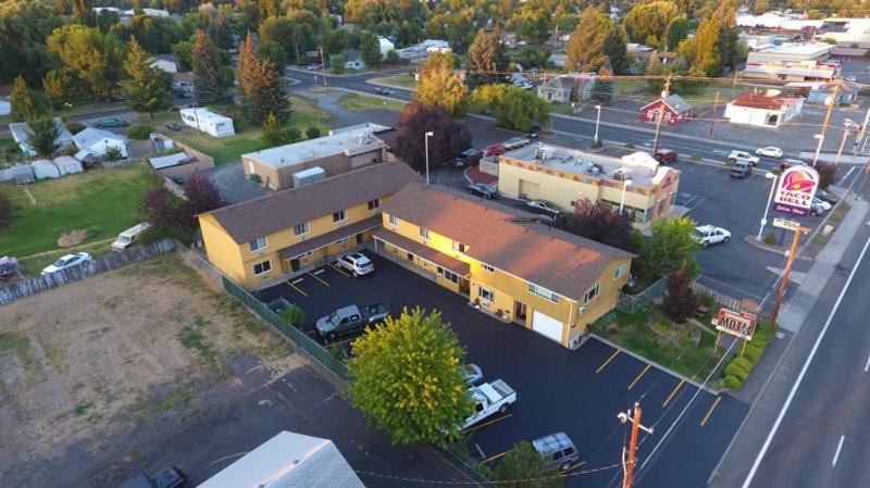 Townhouse Inn & Suites photo