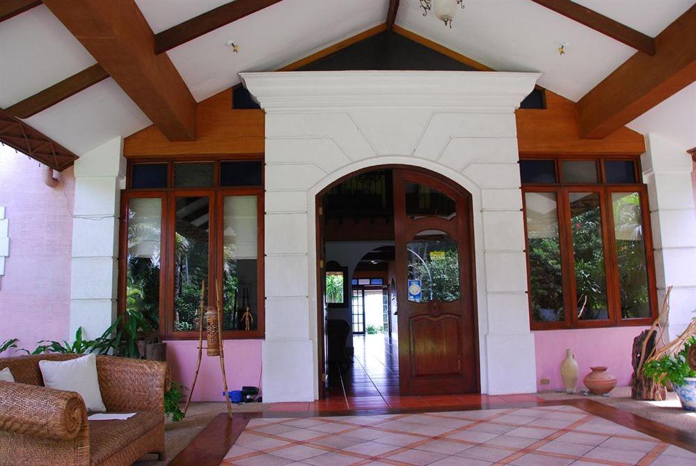 Entrance, Las Flores Hotel in Cebu