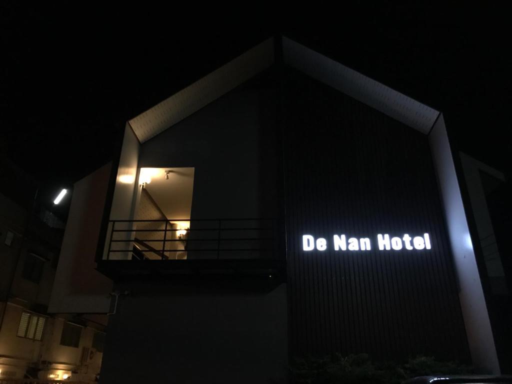 Exterior view, De Nan Hotel in Nan