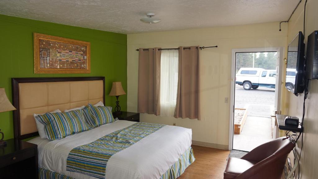 Eagle Crater Lake Inn photo