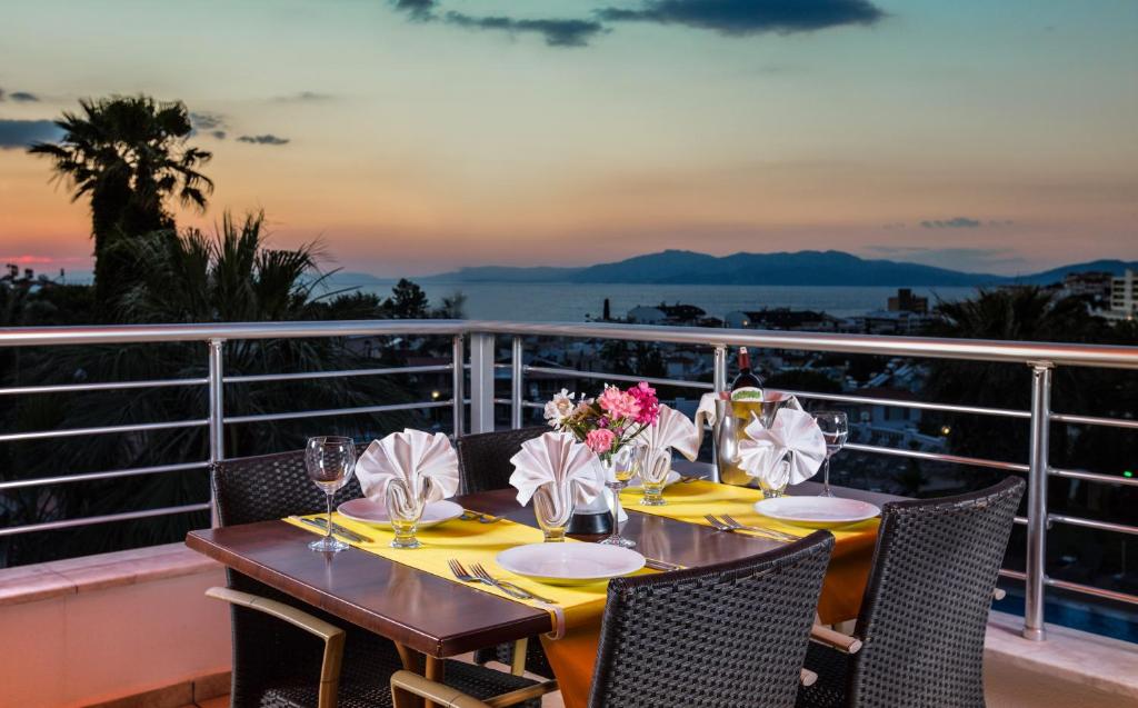 Palmin Hotel — Restauracje i bary in Kusadasi, Aydin