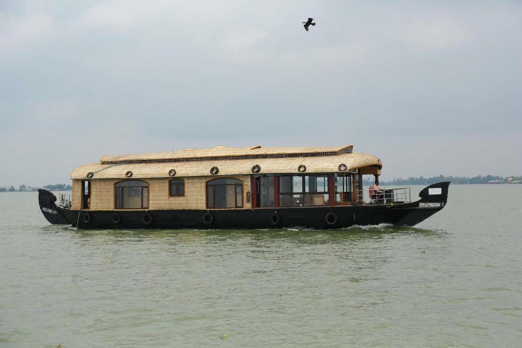 Southern Panorama Houseboats photo