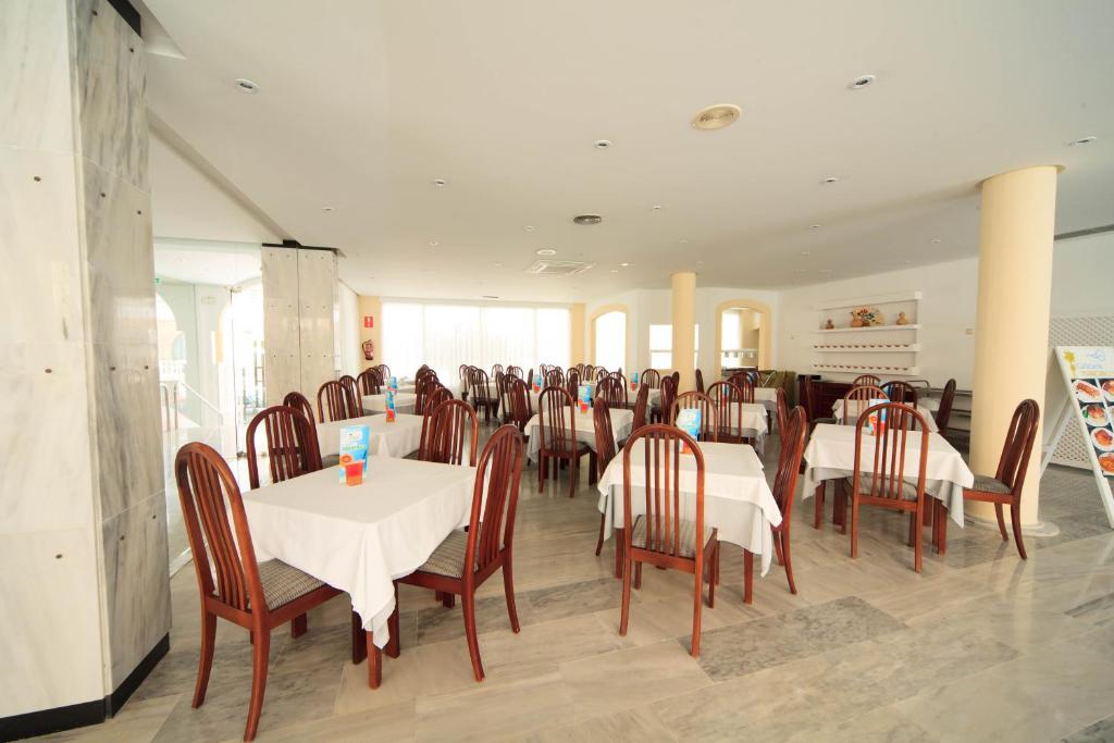 Maracaibo Aparthotel — Restaurant & bars in Can Picafort, Balearic Islands