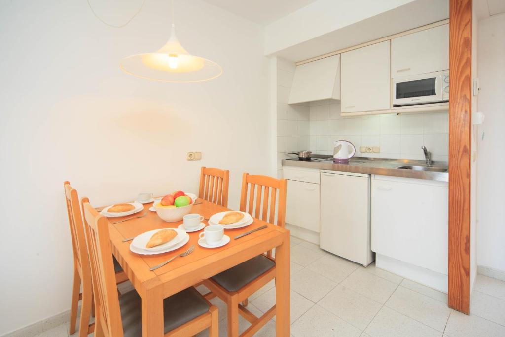 Maracaibo Aparthotel — Hotel rooms in Can Picafort, Balearic Islands
