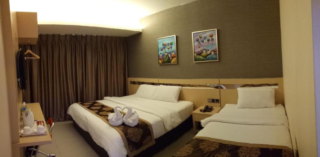 Golden Leaves Hotel photo