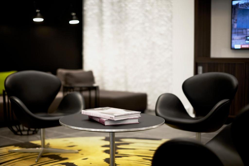 Shared lounge/TV area