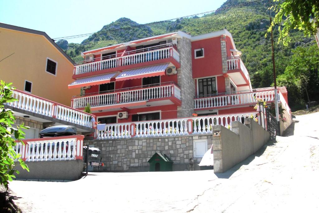 Apartments Simun — Hotel in Kotor