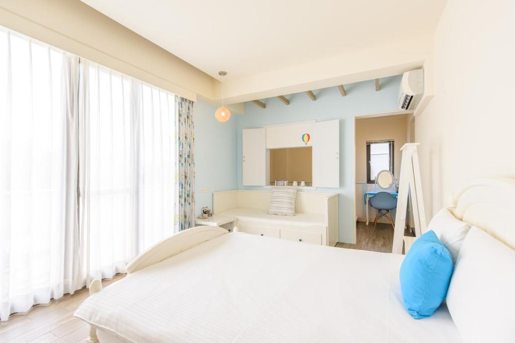 Rainbow Field House, Jiji