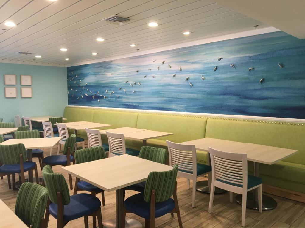 Shared lounge/TV area, Palmera Inn & Suites in Hilton Head Island (SC)