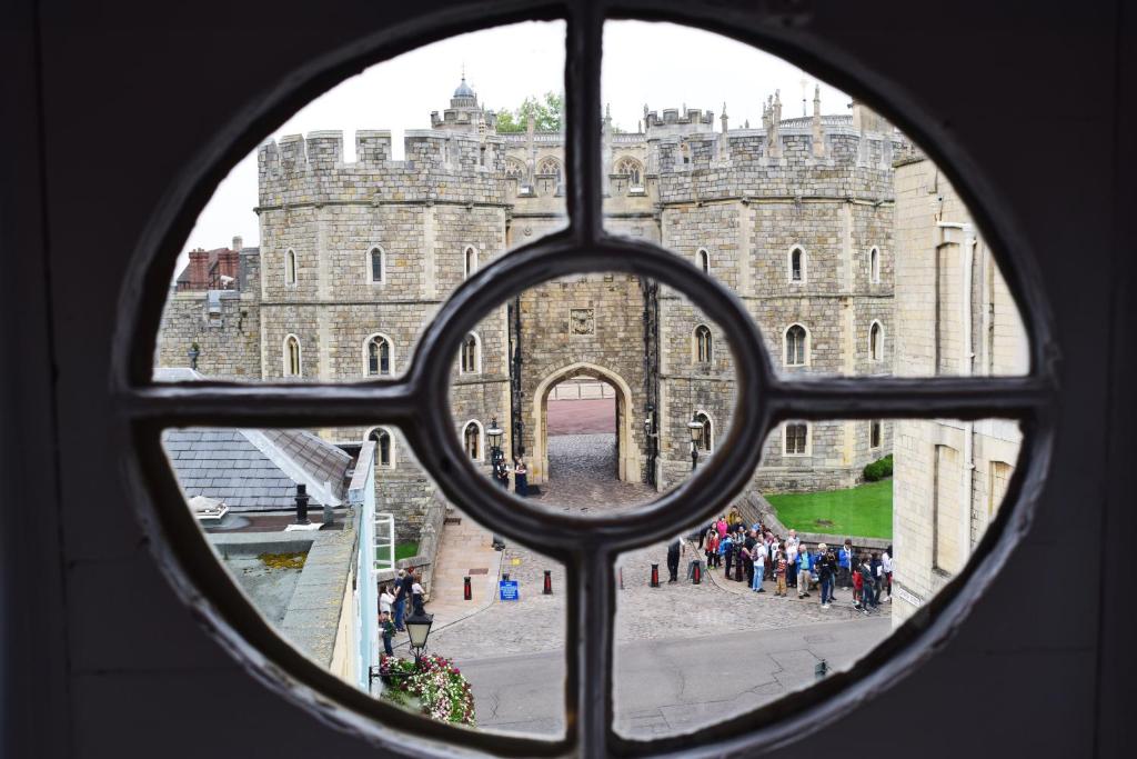Castle Properties: The Sovereign 5 Bed Town House, Windsor