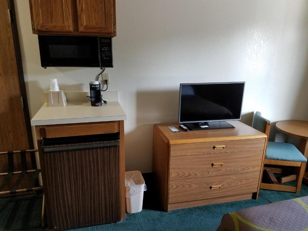 Super 8 By Wyndham Houghton Lake photo