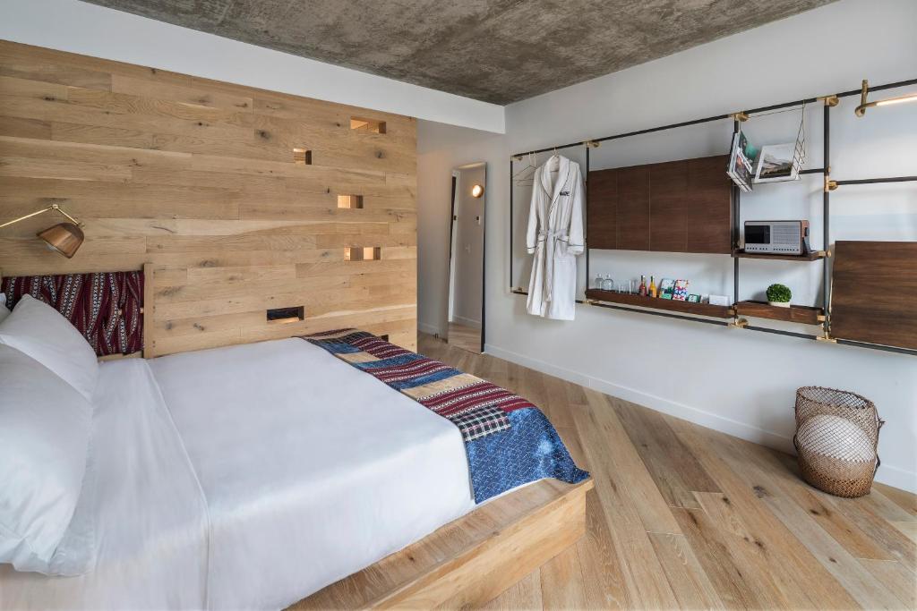 Made Hotel Photo 18