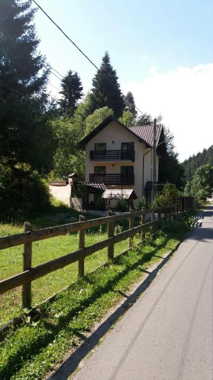 Casa Fulg de Nea — Hotel in Moeciu De Sus