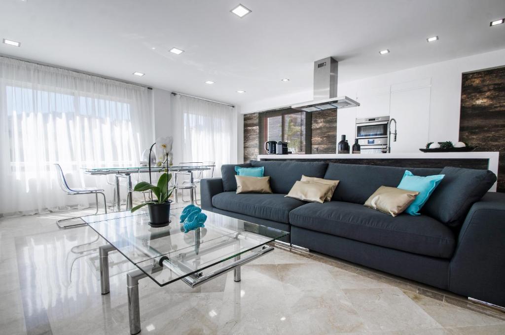 Gorgeous 170 sq.m. penthouse with sea view terraces - 1