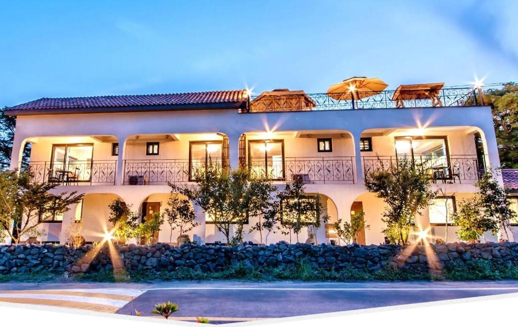Dongbackdongsan Pension — Hotel in Jeju