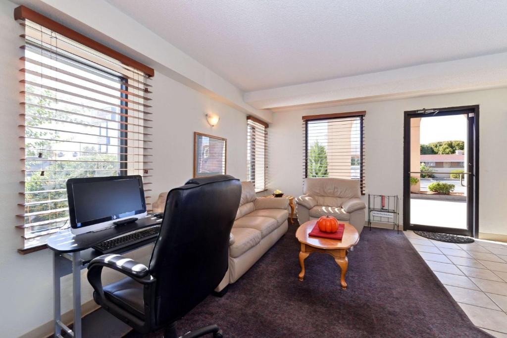 Executive Plus Inn and Suites photo