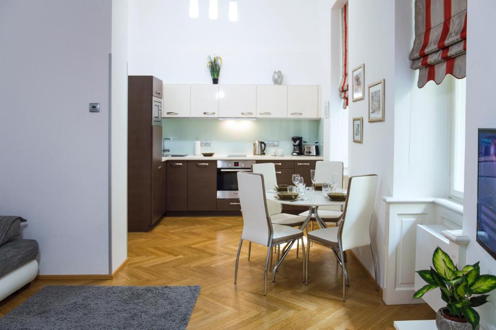 Modern Apartment Vsehrdova photo