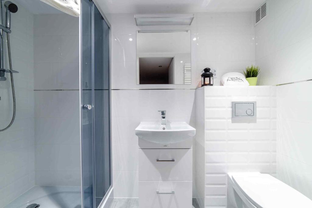 2 Nights Apartments - great location, right next to Main Rail and Bus Station, 10 min to Main Square photo