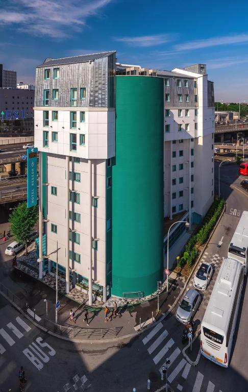 Exterior view, Hotel Reseda in Paris